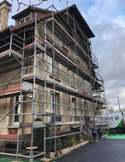 Ravalement d'une grande maison à Colombelles (près de Caen) - Pendant les travaux - 2B Peinture