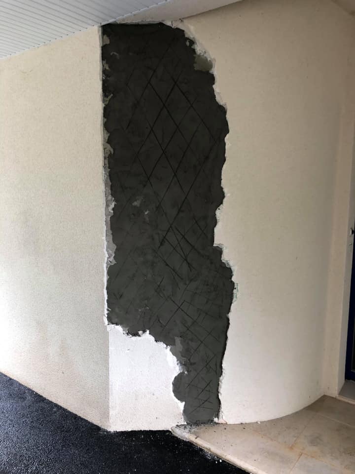 Ravalement et réparation d'une façade fissurée en Normandie (14)