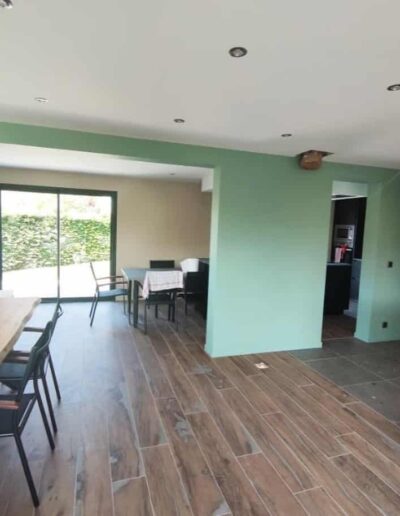 Jolie nuancier de vert pour ce salon salle à manger - 2B Peinture