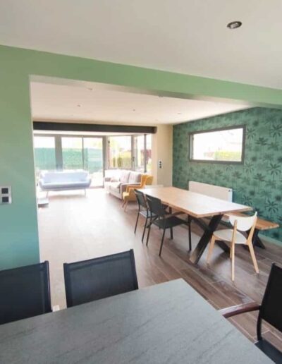 Peinture et tapisserie avec nuancier de vert dans salon et salle à manger - 2B Peinture