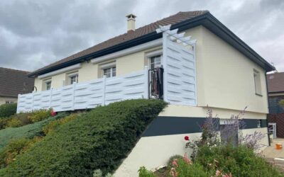 Ravalement avec frise murale peinte sur une maison à Verson (14) près de Caen
