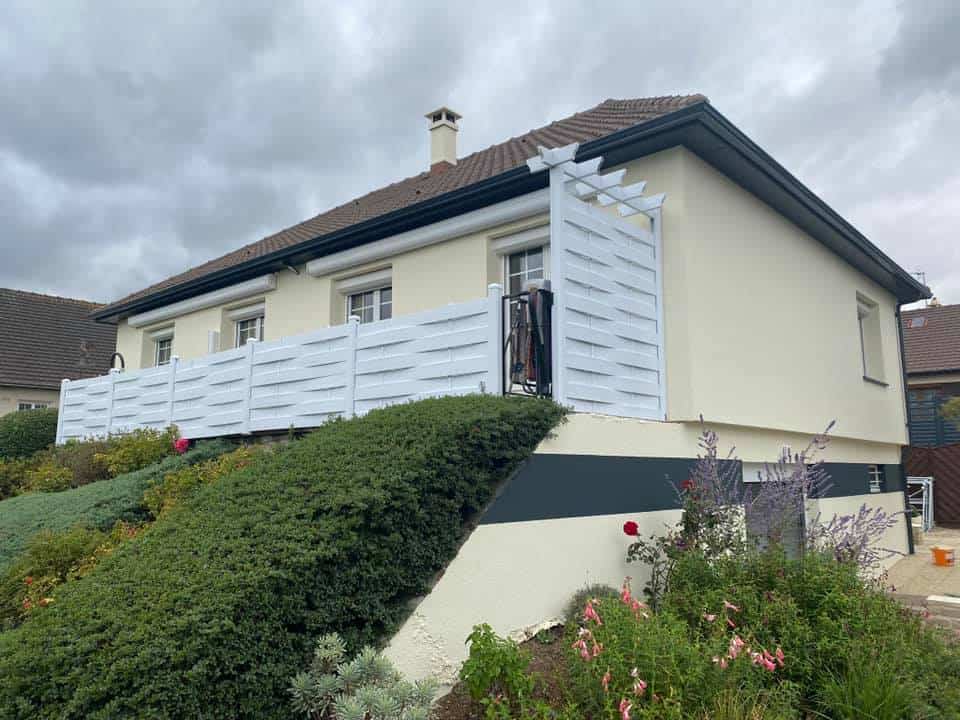 Ravalement avec frise murale peinte sur une maison à Verson (14)