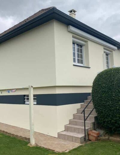 Ravalement avec frise murale peinte sur une maison à Verson (14) - 2B Peinture