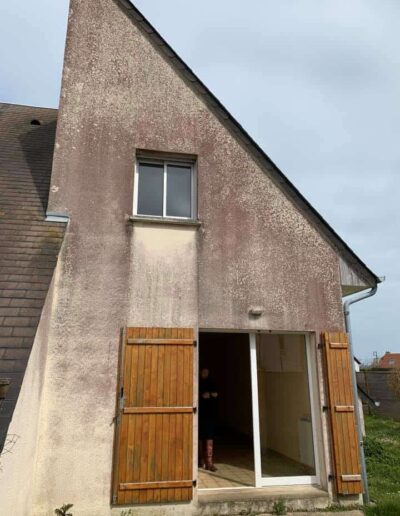Ravalement et traitement anti algues rouges sur maison à Langrune Sur Mer - 2B Peinture
