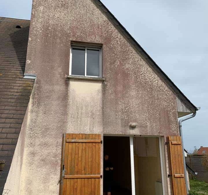 Ravalement et traitement anti algues rouges sur maison à Langrune Sur Mer