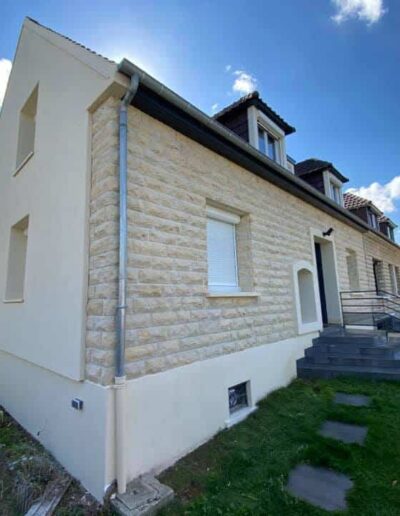 Ravalement et nettoyage de maison avec pierre de Caen - 2B Peinture