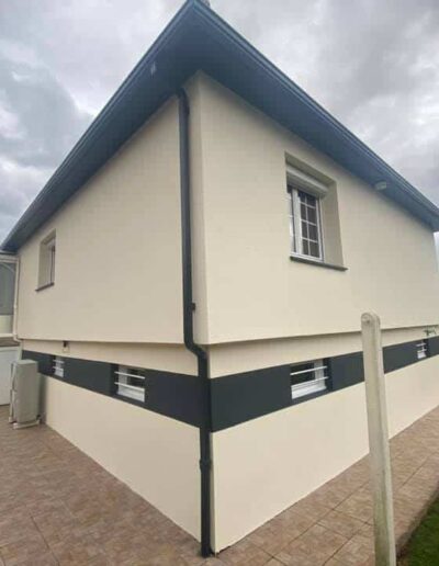 Ravalement avec frise murale peinte sur une maison à Verson (14) - 2B Peinture