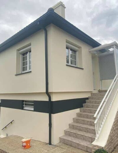 Ravalement avec frise murale peinte sur une maison à Verson (14) - 2B Peinture