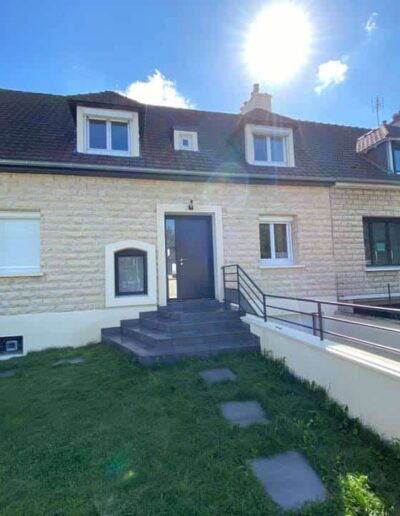 Ravalement et nettoyage de maison avec pierre de Caen - 2B Peinture