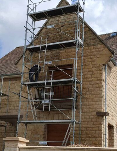 Ravalement façades maison en pierre de Caen - 2B Peinture