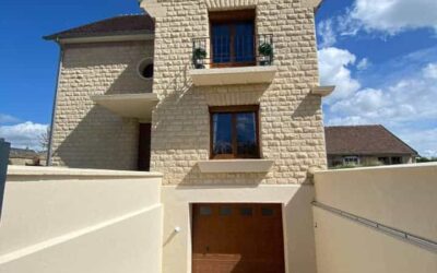 Ravalement de façades sur une magnifique maison en pierre de Caen (14)