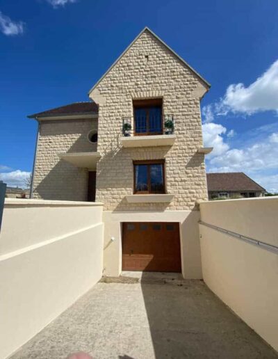 Ravalement façades maison en pierre de Caen - 2B Peinture