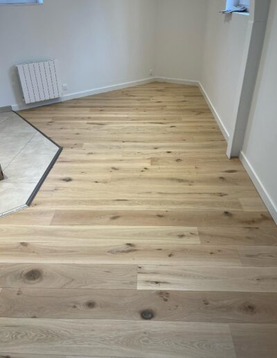 Sol en parquet contre collé chêne clair dans un appartement à Caen