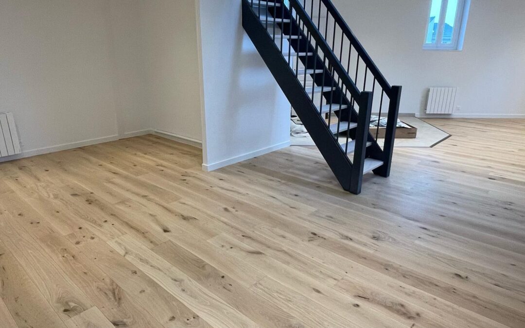 Sol en parquet contre collé chêne clair dans un appartement à Caen
