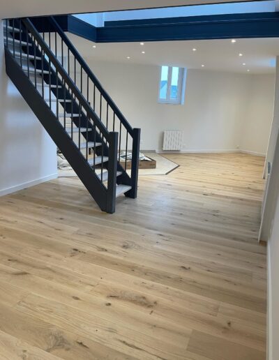 Sol en parquet contre collé chêne clair dans un appartement à Caen