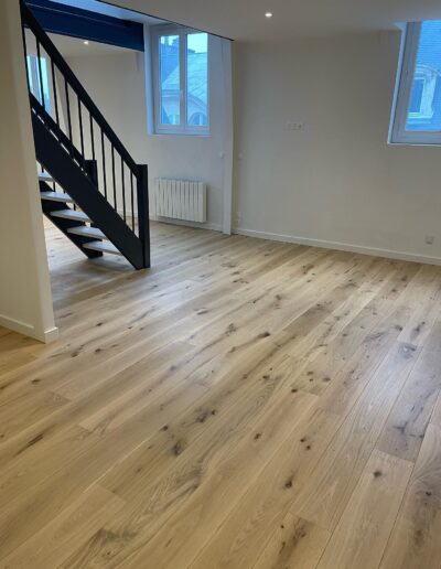 Sol en parquet contre collé chêne clair dans un appartement à Caen