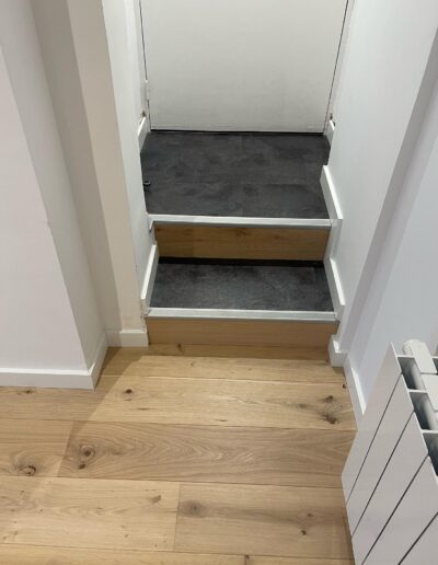 Sol en parquet contre collé chêne clair dans un appartement à Caen