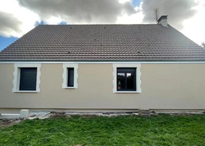 Réalisation d'une ITE avec une façade décor et encadrements de menuiseries d'une maison à Caen - 2b peinture