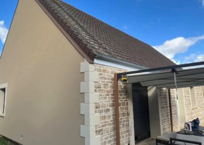 Réalisation d'une ITE avec une façade décor et encadrements de menuiseries d'une maison à Caen - 2b peinture