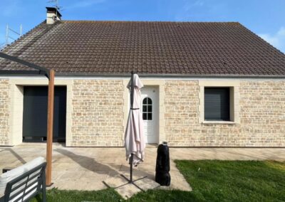 Réalisation d'une ITE avec une façade décor et encadrements de menuiseries d'une maison à Caen - 2b peinture