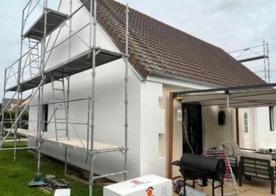 Réalisation d'une ITE avec une façade décor et encadrements de menuiseries d'une maison à Caen - 2b peinture