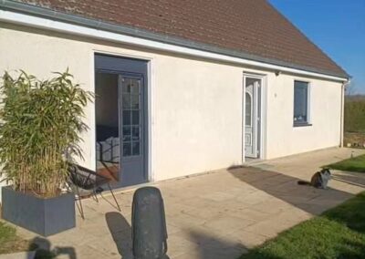 Réalisation d'une ITE avec une façade décor et encadrements de menuiseries d'une maison à Caen - 2b peinture