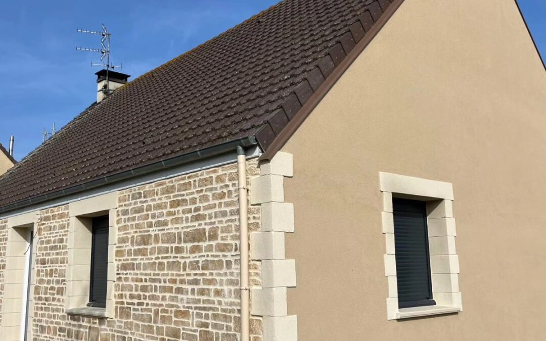 Réalisation d&rsquo;une ITE avec une façade décor et encadrements de menuiseries à Caen