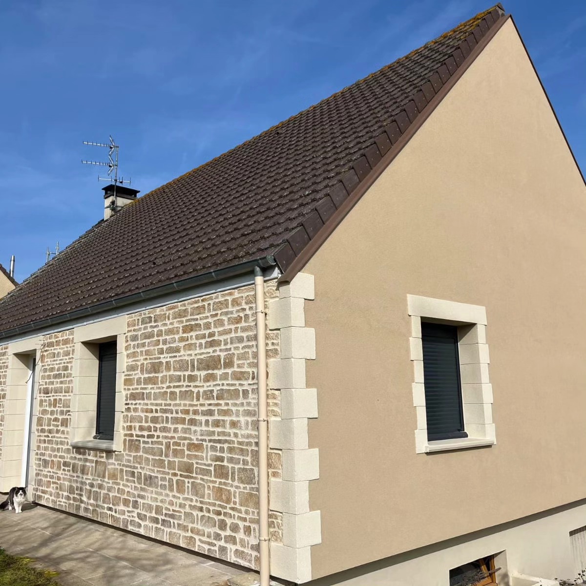 Réalisation d'une ITE avec une façade décor et encadrements de menuiseries d'une maison à Caen - 2b peinture